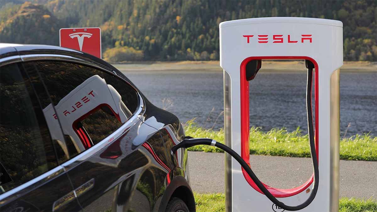 ما هو موصل Tesla NACS (SAE J3400)؟